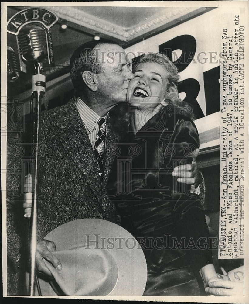 1947 Press Photo Ann Tynan of Univ. Texas, Miss Fabulous Texas, Gen. Wainwright-Historic Images