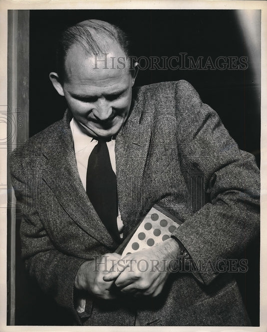 1953 Press Photo Robert Smith-Johannsen, GE's Expert on Things Sticky & Slippery - Historic Images