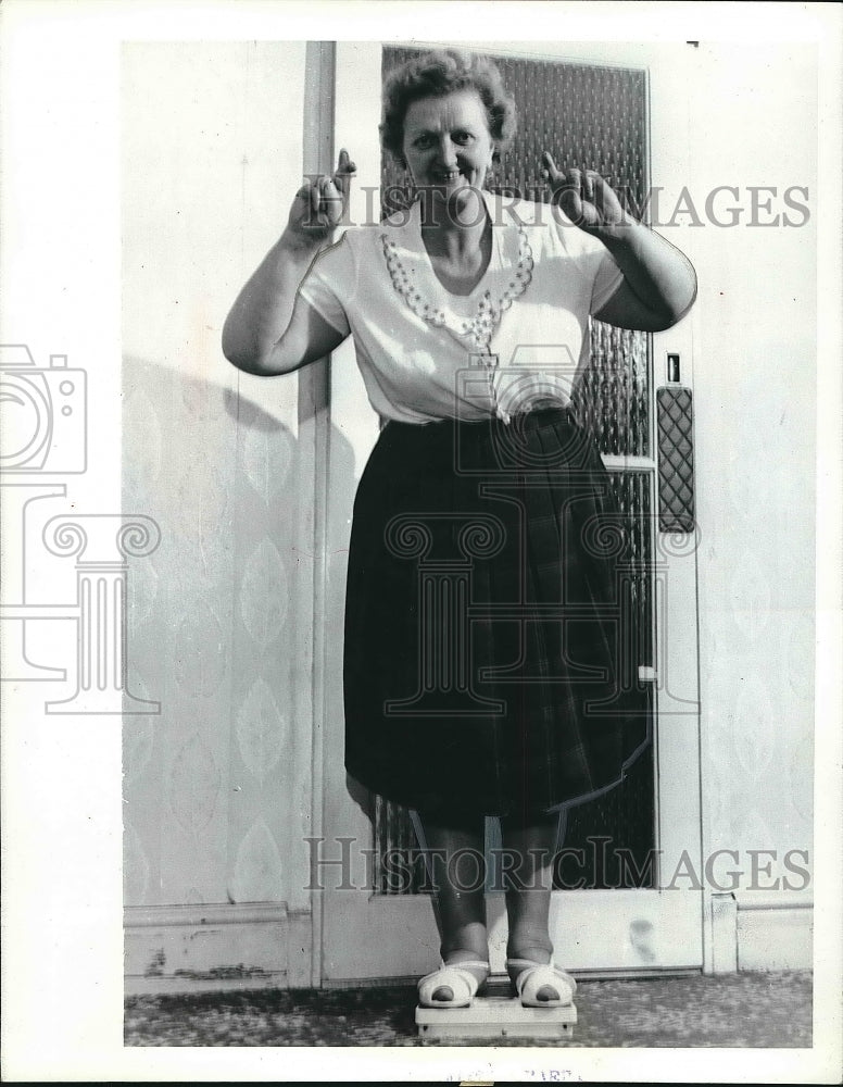 1965 Press Photo Nellie Davis Diets to Immigrate from England to Australia - Historic Images