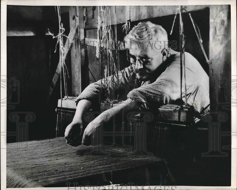 1951 Press Photo Craftsman at Weaving Loom Making Cloth Western Ireland Textiles - Historic Images