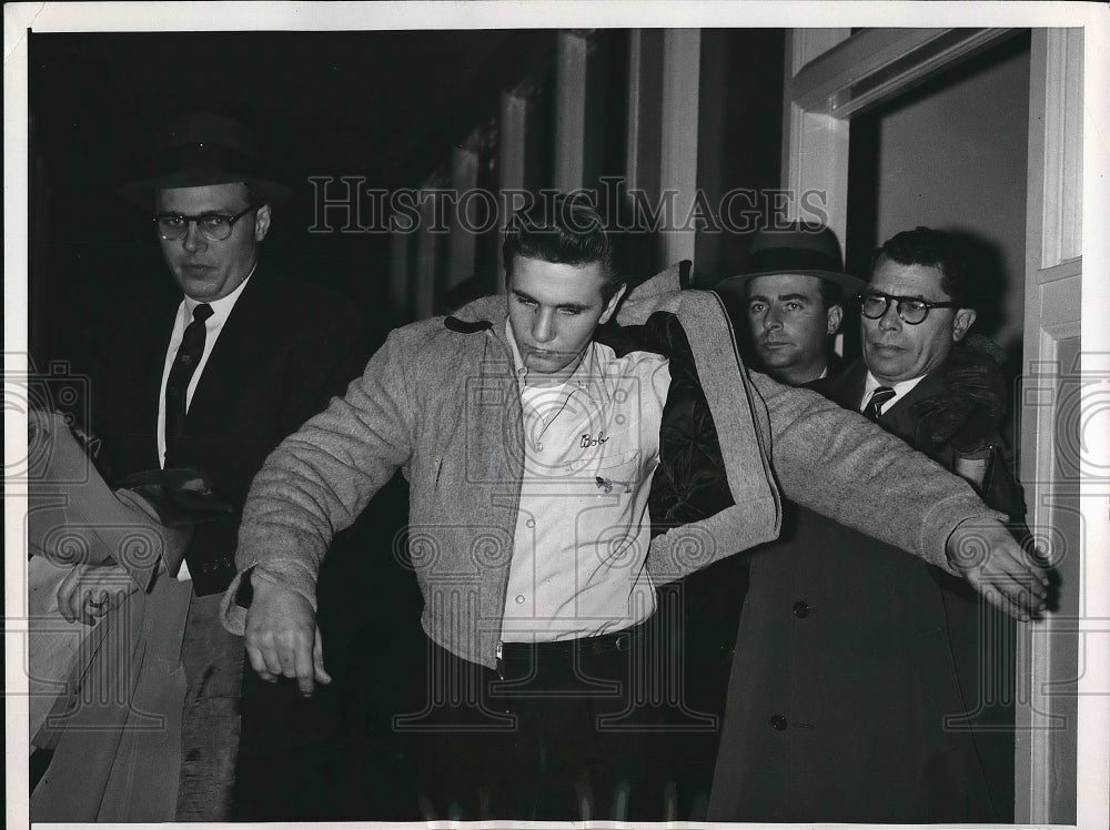 1967 Press Photo Robert Fleig Leaves States Attorneys Office In Chicago - Historic Images