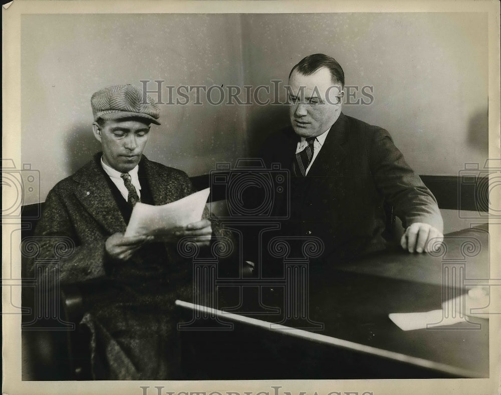 1929 Press Photo Orderly Sam Steel Reads Note With Another Man Looking On - Historic Images