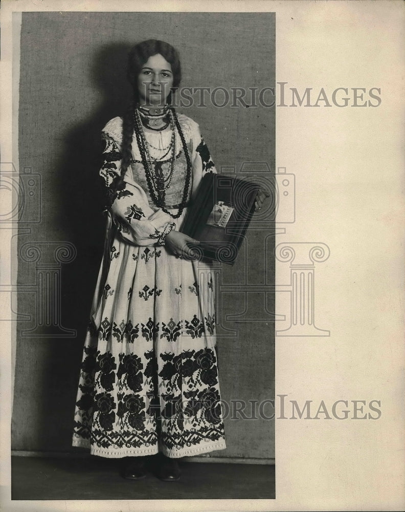 1929 Press Photo Mrs. Anna Smrekar in Sisah Costume - Historic Images