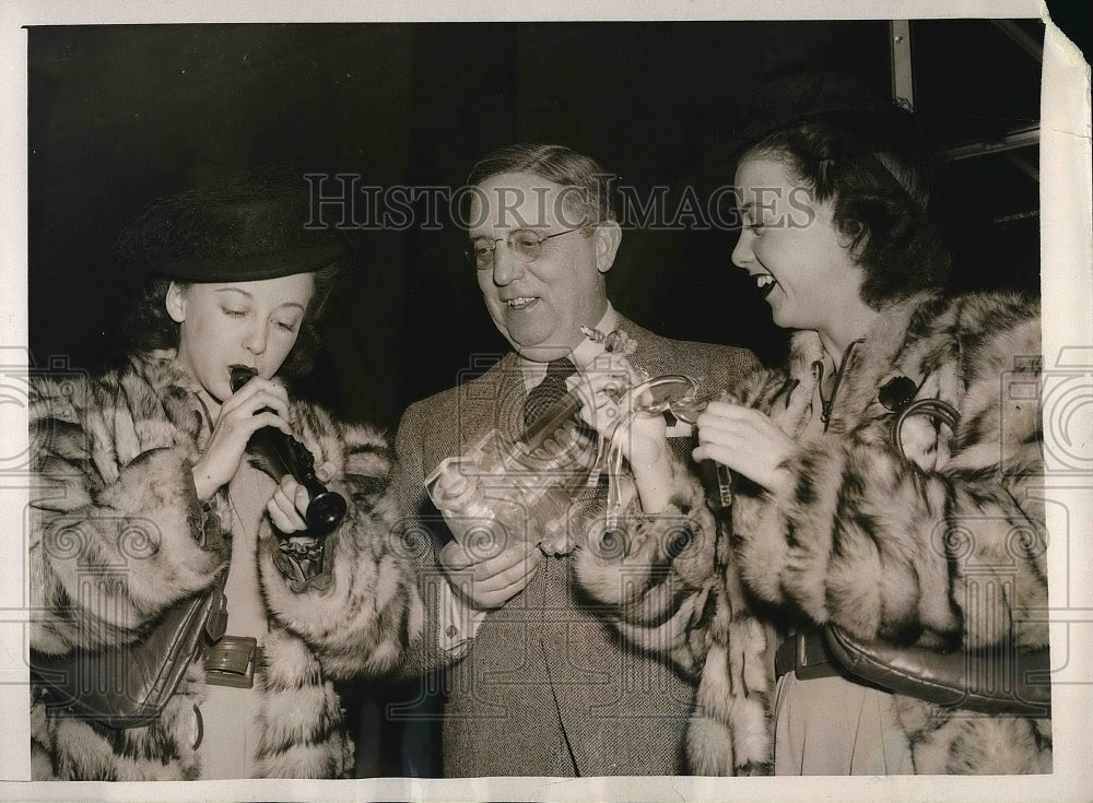 1940 Press Photo Jeanne and Josephine Readinger, Streets of Paris, J.W. Young - Historic Images