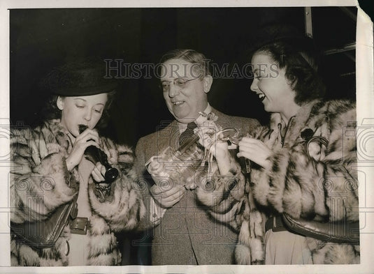 1940 Press Photo Jeanne and Josephine Readinger, Streets of Paris, J.W. Young - Historic Images