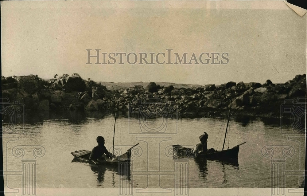 1922 Press Photo Petroleum Tin Canoes by Egyptian Boys - Historic Images