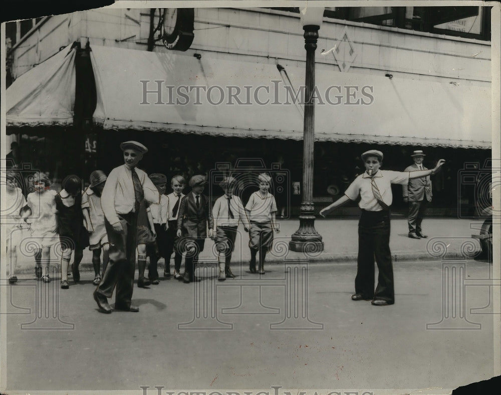 1925 Press Photo Frank Brasseh, Chicago Boy Policeman Directing Traffic - Historic Images