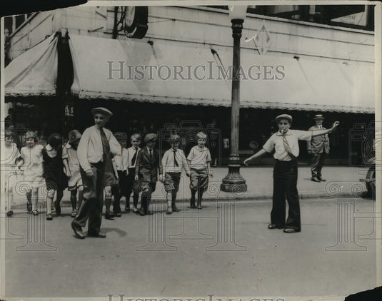 1925 Press Photo Frank Brasseh, Chicago Boy Policeman Directing Traffic - Historic Images