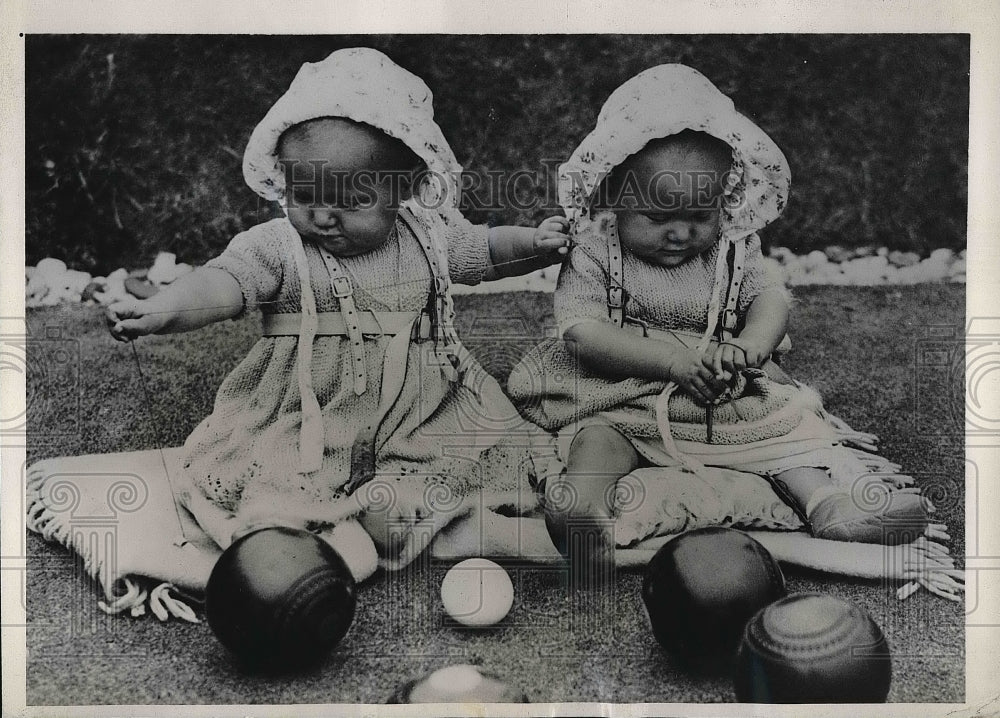 1937 Press Photo Twins of Mrs D Hallatt Jacqueline &amp; Jill - Historic Images