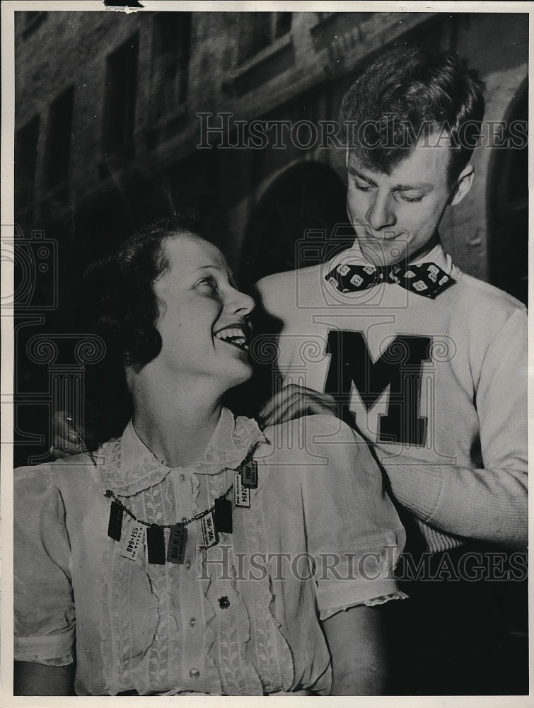 1940 Press Photo Martha Dorns Got Tom Hilbishs Number at Dance - Historic Images