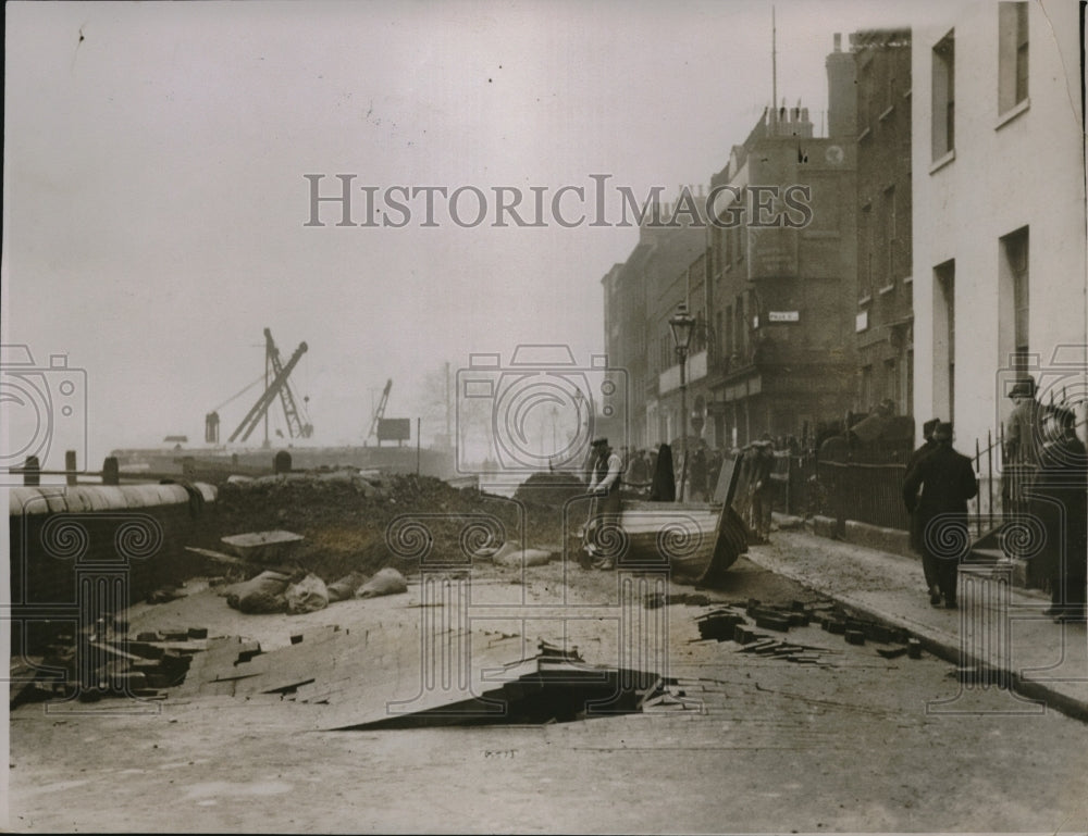 1928 Press Photo Damage done along the Embankment by the Flood in London. - Historic Images