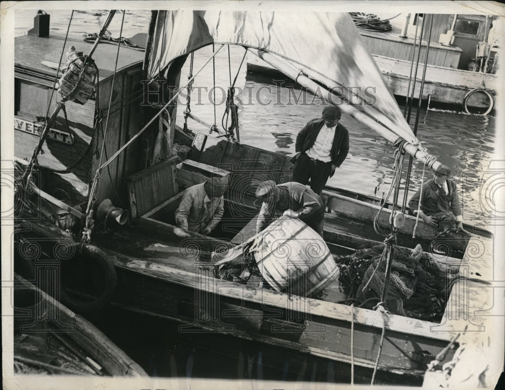 1932 Press Photo Fishermen at Work in Shepherd&#39;s Bay, NY - Historic Images