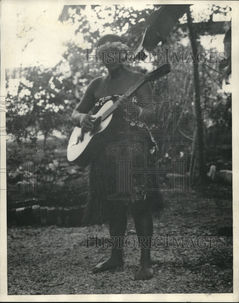 1932 Press Photo Pretty Girls in Polynesia in a playful moment. - Historic Images