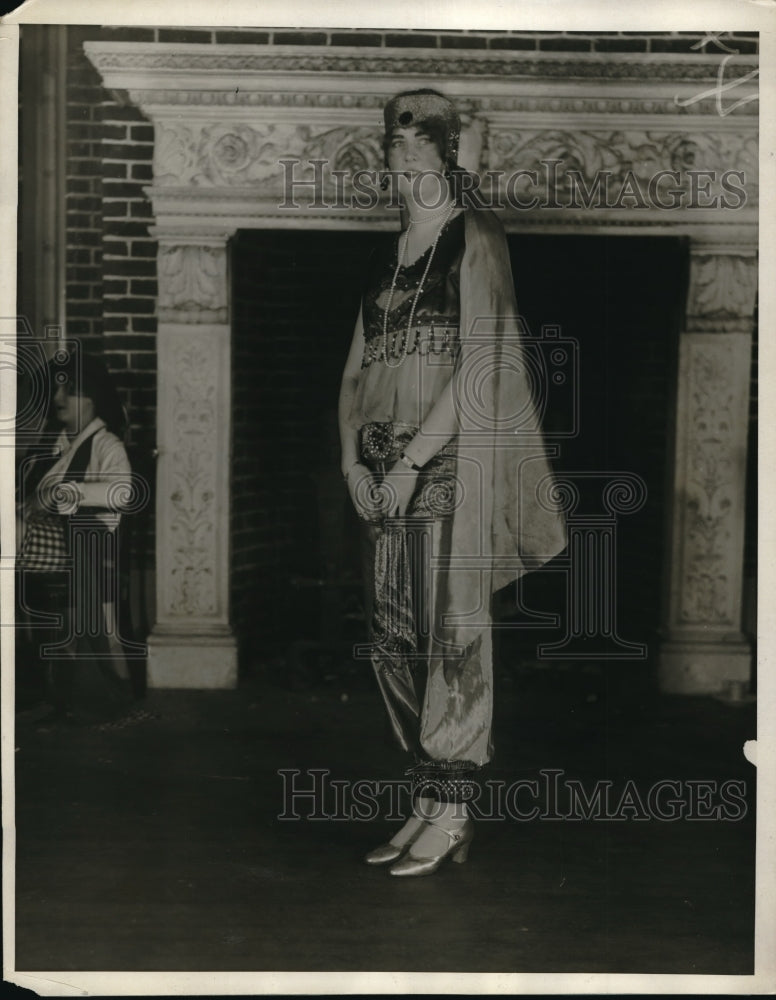 1927 Press Photo Mrs. Edward Dooley, wife of star quarterback of Dartmouth, at - Historic Images