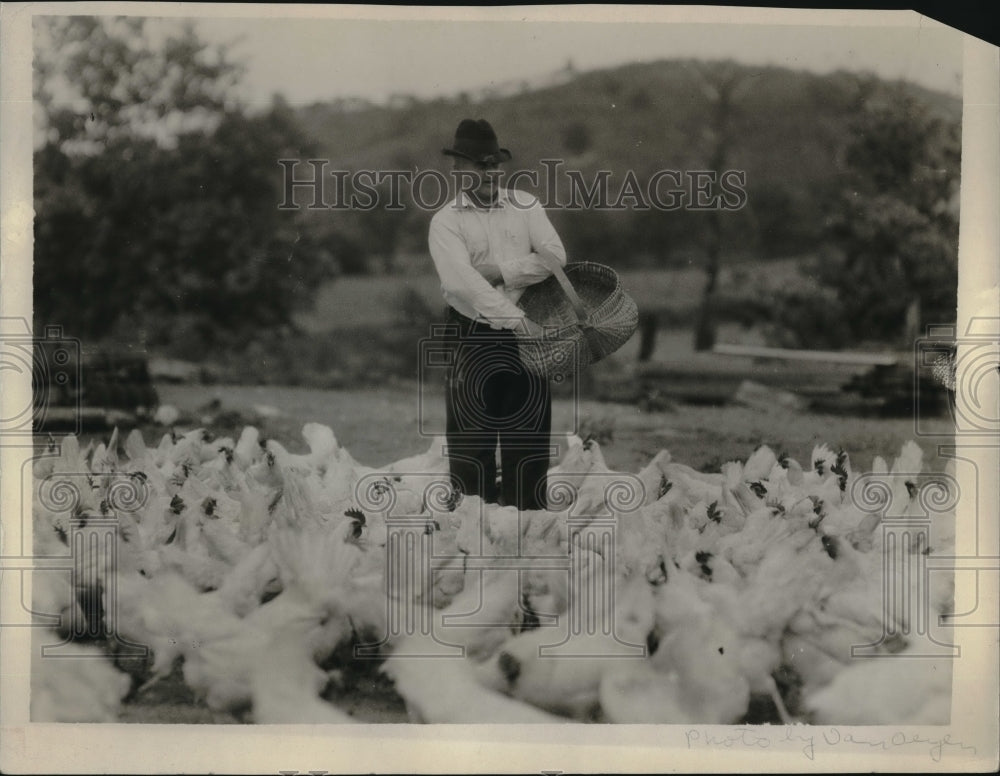 1925 Press Photo R. P. Thominson added as 1,000 chickens to his 3,000 flock - Historic Images