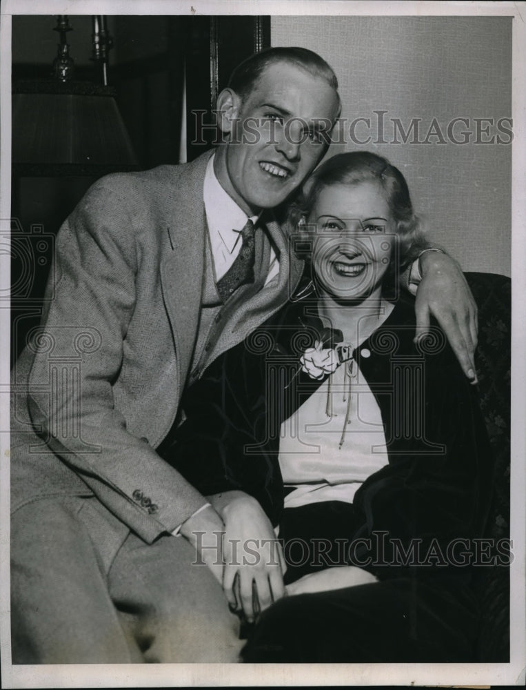 1935 Press Photo  Henry F.Walter &amp; Twin Sister Milton Rose reunited after 25 yrs - Historic Images