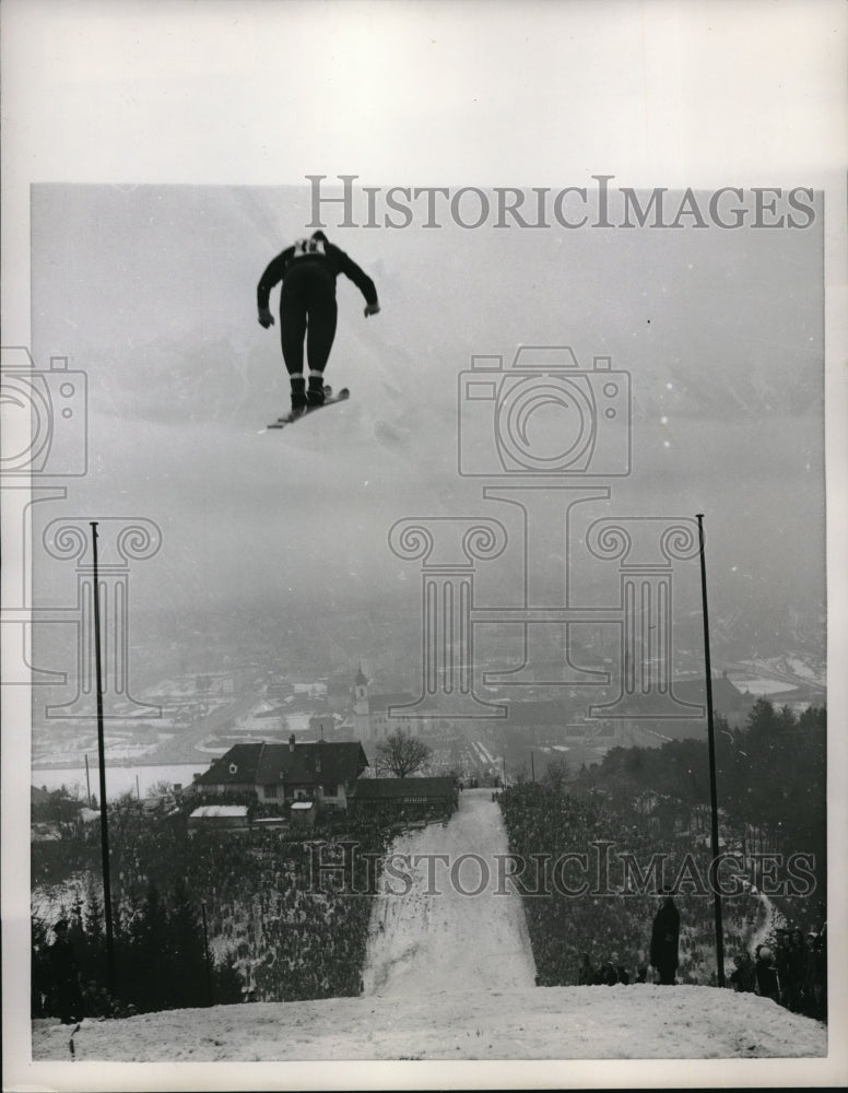 1960 Press Photo A ski jumper soars above the heads of 20,000 spectators in the - Historic Images