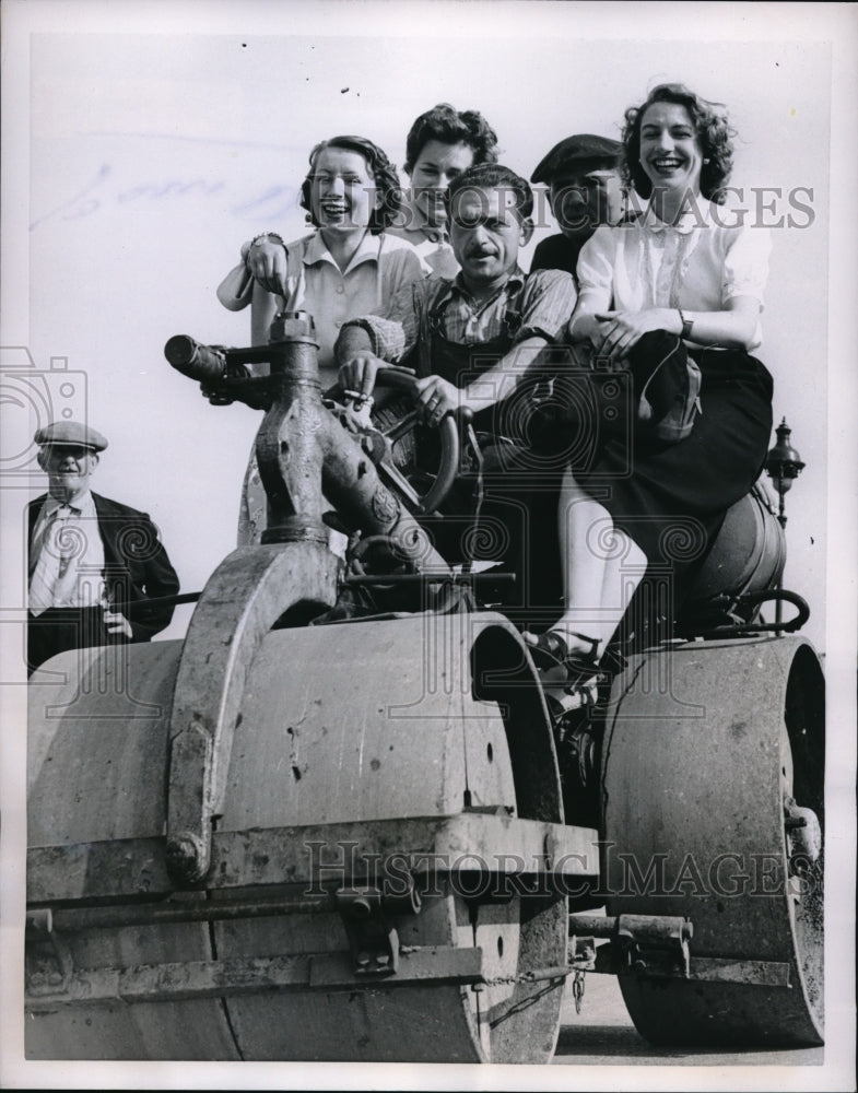 1953 Press Photo Strike-bound Parisian working girls get a lift to work on a - Historic Images