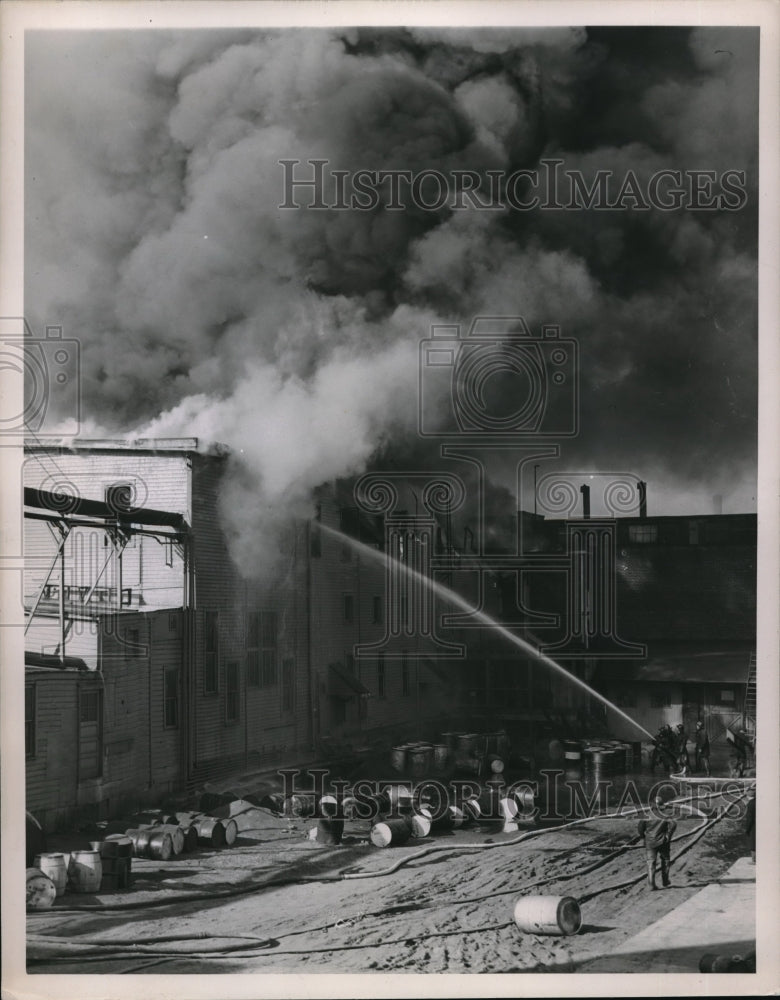 1948 Press Photo Arco Pain Co. fire in Cleveland, Ohio - Historic Images