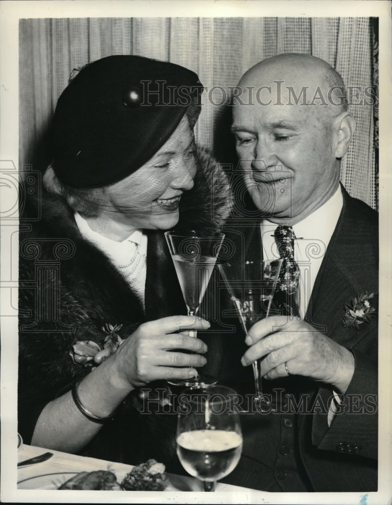 1952 Press Photo Martha Schikora and her 65-year-old husband J. M. Henderson - Historic Images