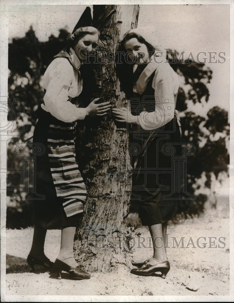 1932 Press Photo Florence and Eselle Johnson of Sweden attired in Native Costume - Historic Images
