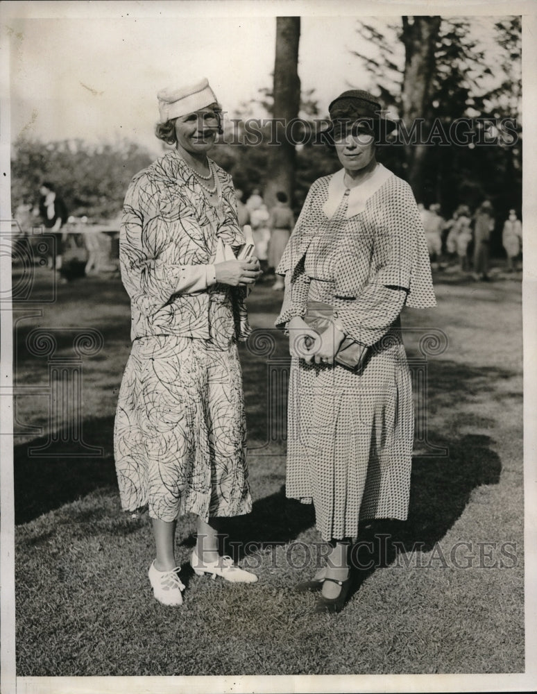 1933 Press Photo Mrs. Harold Irving and Mrs. Richard Derby a they attend garden - Historic Images