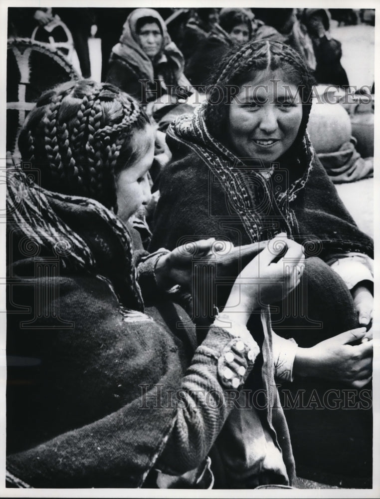 1970 Press Photo Twp attractive Indian women in native garb observe the - Historic Images