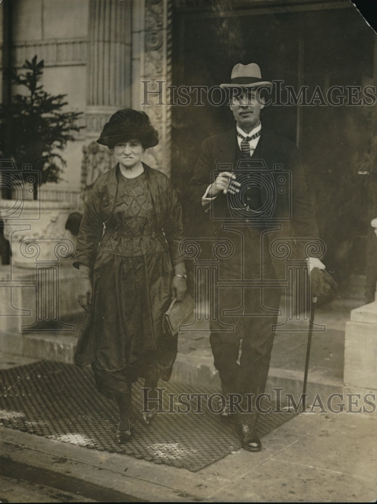 1922 Press Photo Senator and Mrs.George F.Pearce in Washington Capitol.-Historic Images