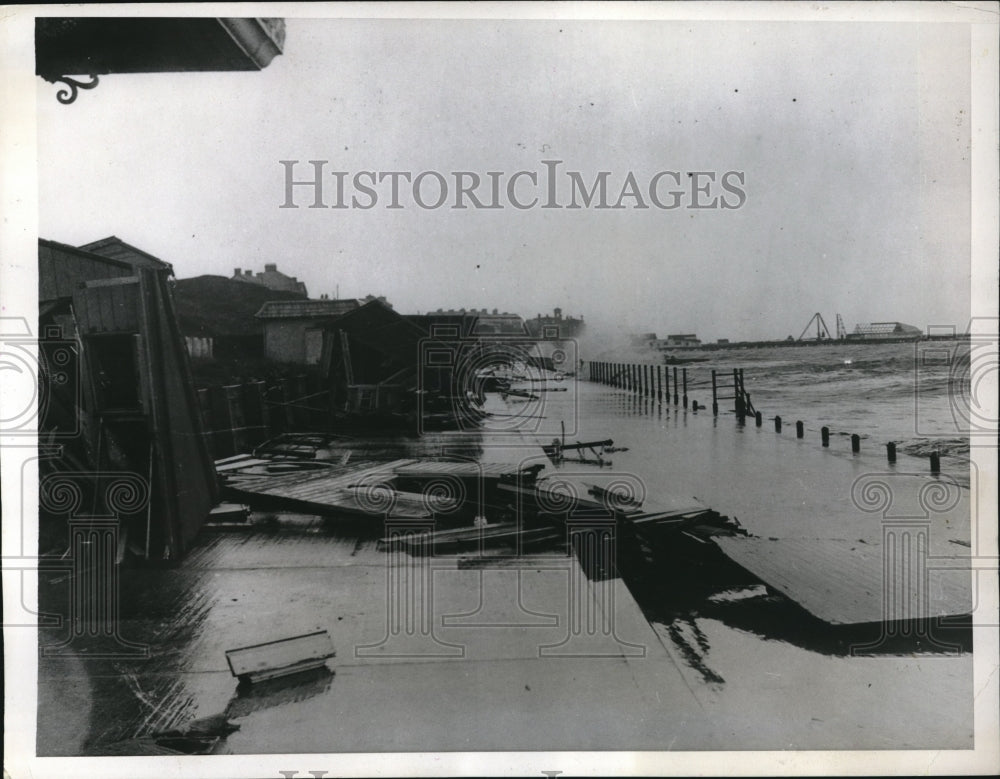 1938 Press Photo Storms Sweep Coast Of England Walton-On-Naze Resort Damage-Historic Images