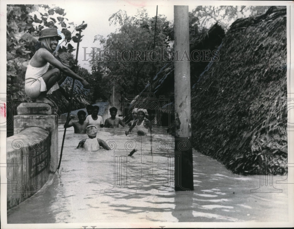 1960 Press Photo Madras India Flooding Six Inch Rainfall Destroys Village-Historic Images