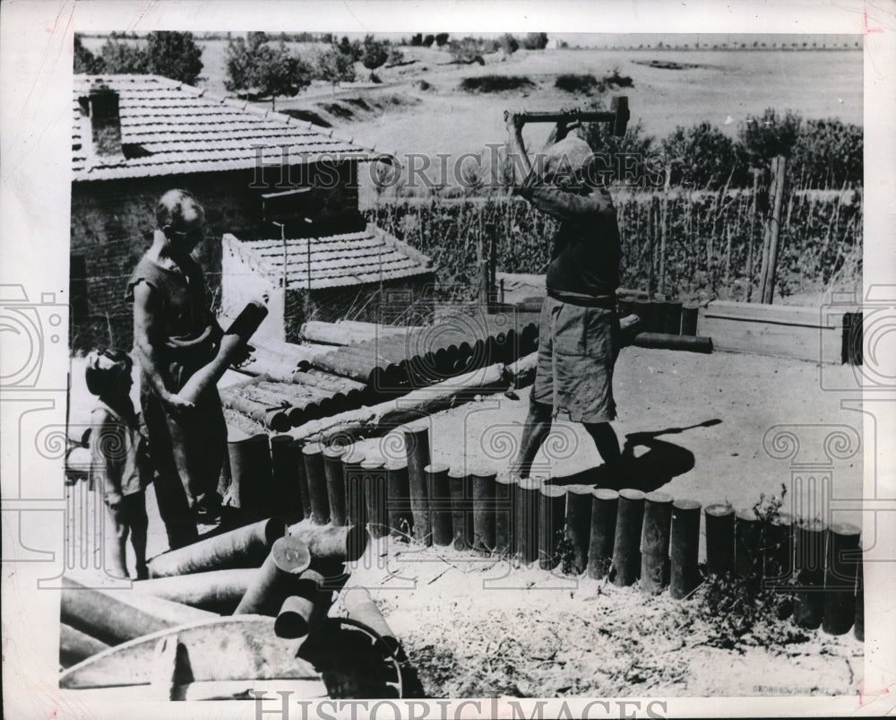 1945 Press Photo Italian Farmers Making Fences Out of Old Army Shell Cases-Historic Images