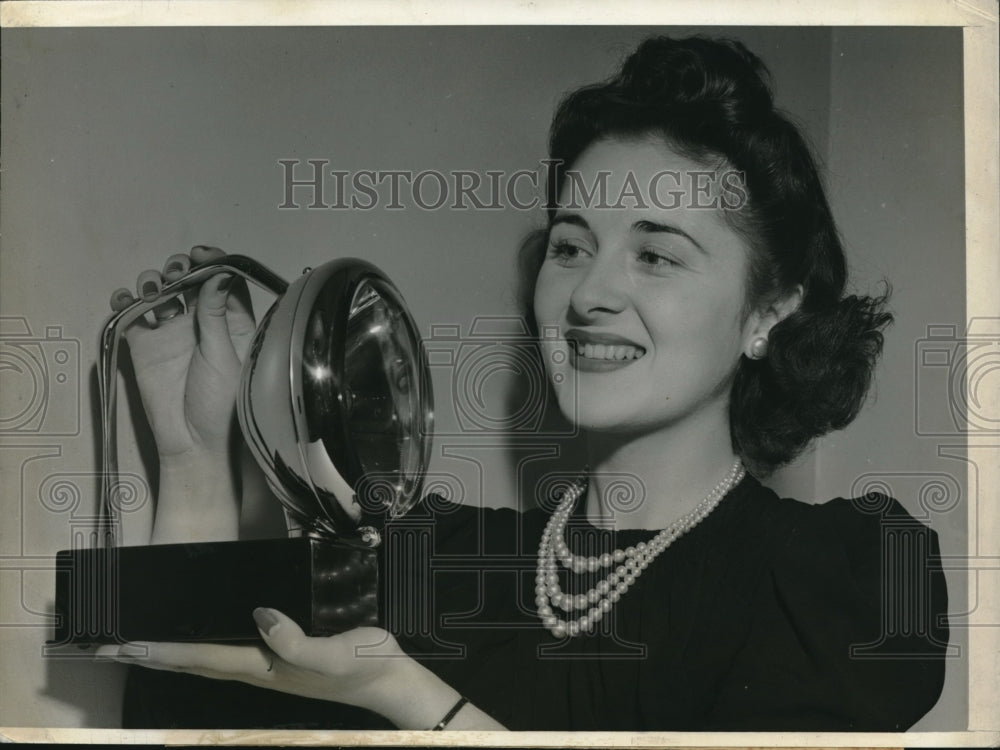 1940 Press Photo Lorain Dunn Displays New Type Lantern - Historic Images