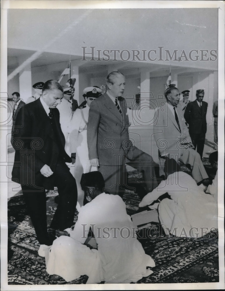 1958 Press Photo 3 men getting their shoe shined. - Historic Images