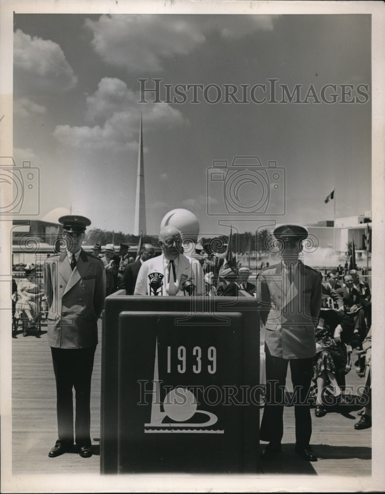 1939 Press Photo Luther Steward giving his speech during a ceremony - Historic Images