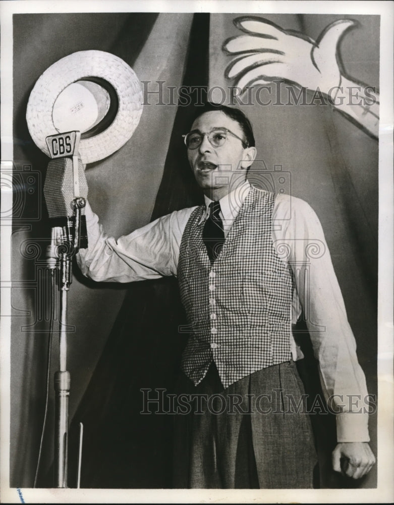1949 Press Photo Win Elliot hosting the CBS' Country fair - Historic Images