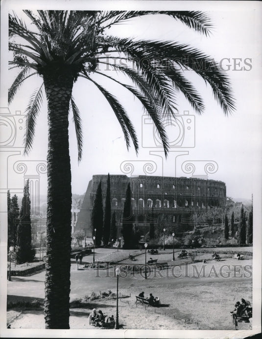 1958 Press Photo Rome Italy View Of The Coliseum Colle Oppio Gardens - Historic Images