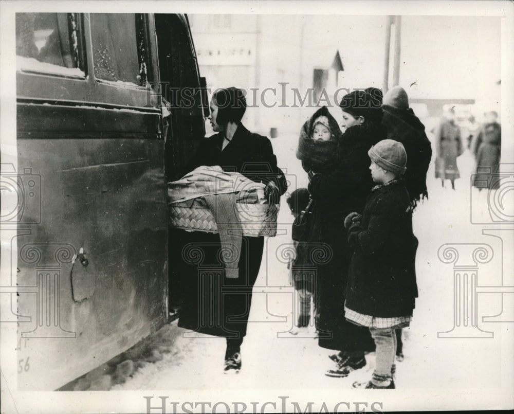 1940 Press Photo Rovamiemi,Finland moms &amp; children on bus flee Red raids-Historic Images