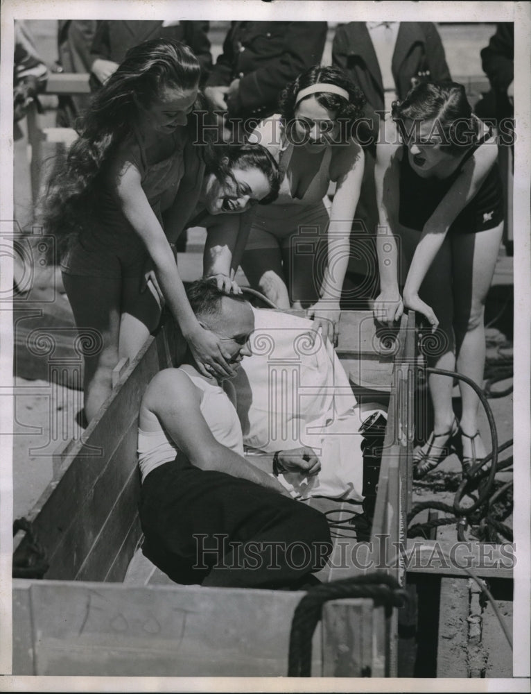 1935 Press Photo Jack Loreen being cheered after he was buried alive - Historic Images