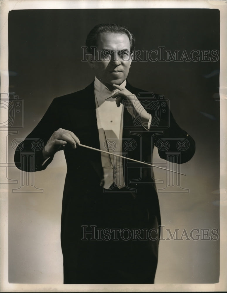 1947 Press Photo Orchestra conductor during Columbia&#39;s HOUR OF CHARM - Historic Images