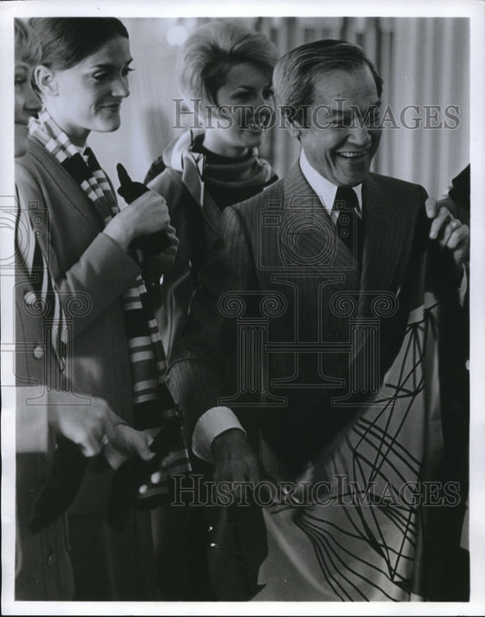 1970 Press Photo Jean Louis Designer Of Womens Clothes - Historic Images