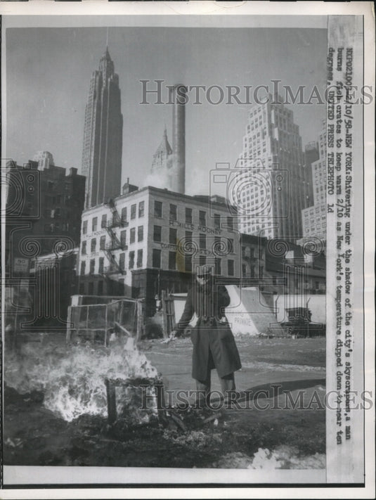 1958 Press Photo Man Burns Fish Crates To Keep Warm - Historic Images