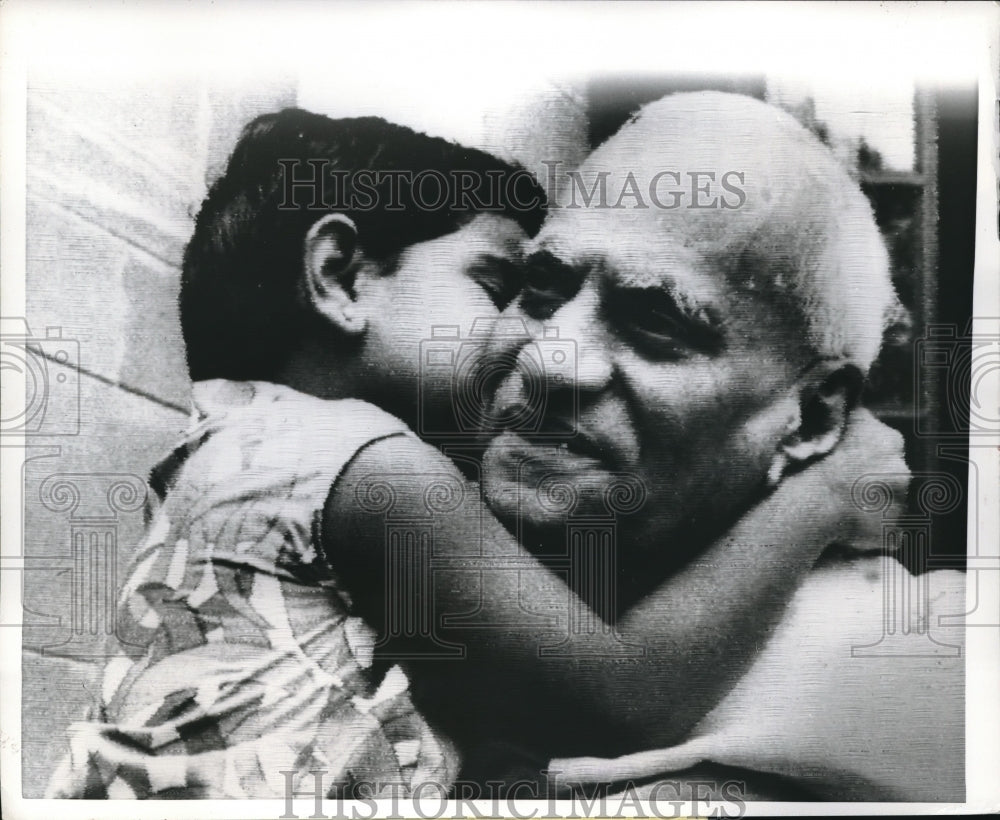 1970 Press Photo President Giri kissing his grandson during his 76th birthday - Historic Images