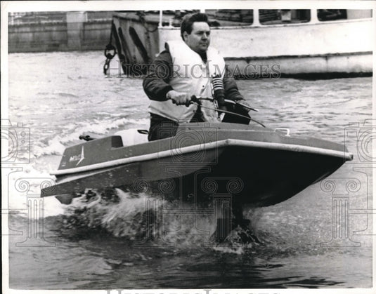 1966 Press Photo Peter Nott with his 2-seater hydrofoil on the Thames River - Historic Images