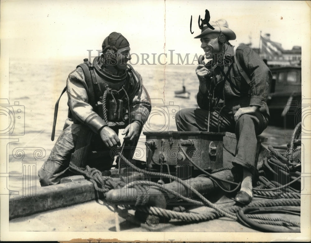 1933 Press Photo William Reed with F.O Edmonds ready to send orders - Historic Images