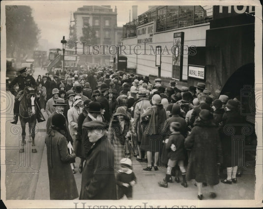 1930 Press Photo Crowd waiting to enter Westminster Hall - Historic Images