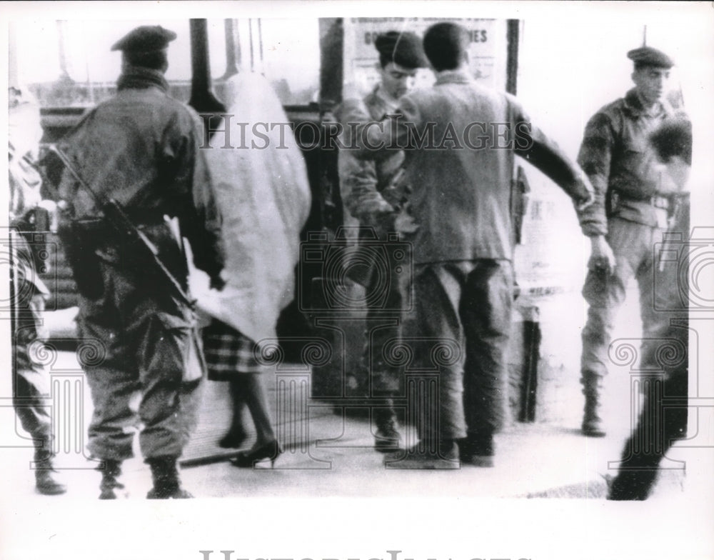 1962 Press Photo Paratroopers Search Moslems at Basse Casbah Checkpoint Algiers-Historic Images