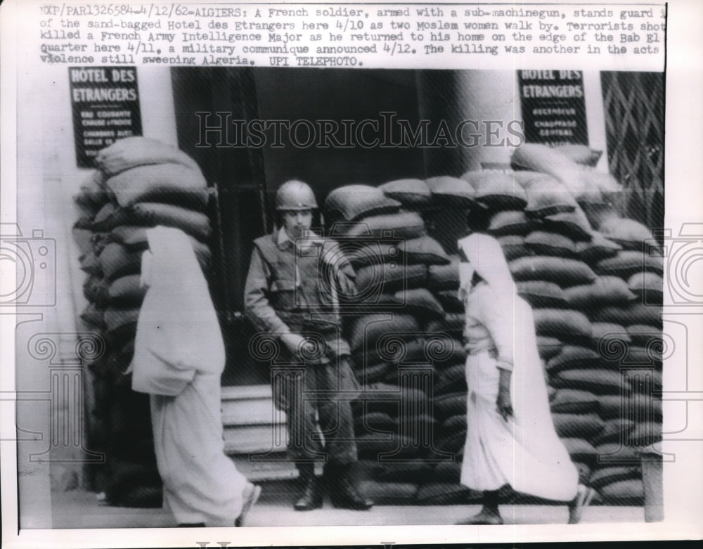 1962 Press Photo Hotel des Estrangers in Algiers French Soldier Stands Guard- Historic Images