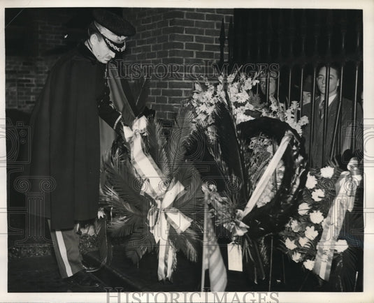 1938 Press Photo J McIlroy Puts  Wreath on Benjamin Franklin Grave Philadelphia - Historic Images