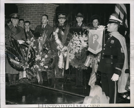 1938 Press Photo Poor Richard Club Bugler Benjamin Franklin Grave Philadelphia - Historic Images
