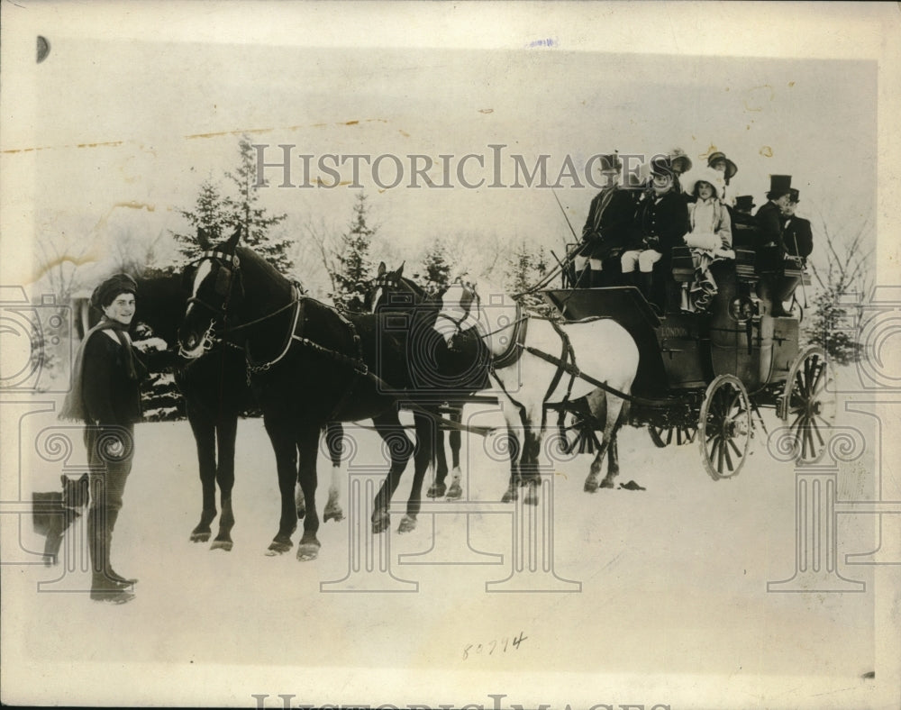 1928 Press Photo English Stage Coach Transports Carolers Across Minnesota - Historic Images